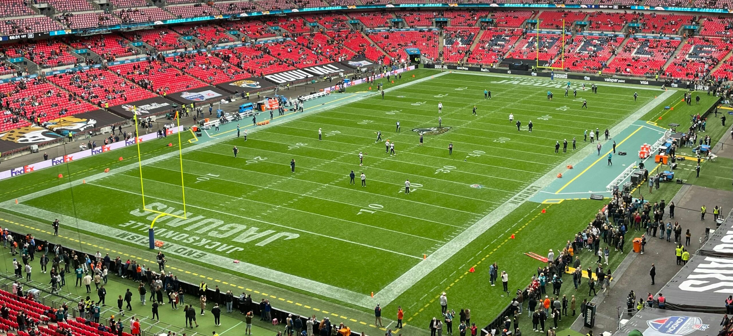 un stade de football rempli de gens